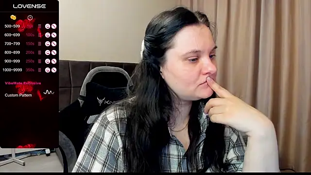 Snapshot of AlanaBrox chatting on 6, 11, 2025 AlanaBrox online show from 6, 11, 2025