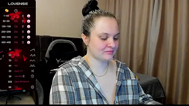 Snapshot of AlanaBrox chatting on 22, 12, 2025 AlanaBrox online show from 22, 12, 2025