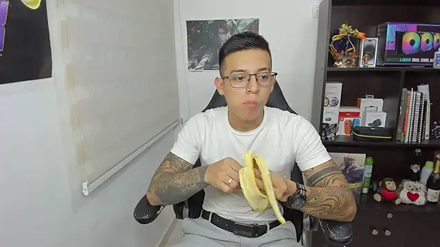 Snapshot of SIXXTOLOVE18 chatting on 8, 3, 2025 SIXXTOLOVE18 online show from 8, 3, 2025