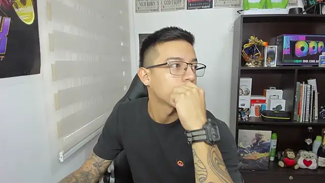 Snapshot of SIXXTOLOVE18 chatting on 8, 3, 2025 SIXXTOLOVE18 online show from 8, 3, 2025