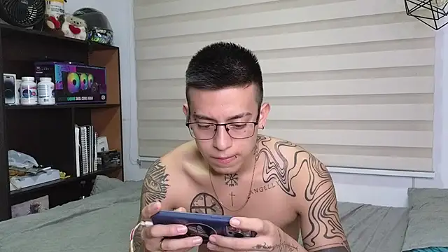 Snapshot of SIXXTOLOVE18 chatting on 5, 11, 2025 SIXXTOLOVE18 online show from 5, 11, 2025