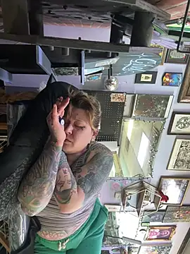 Snapshot of evacheers chatting on 2, 2, 2025 evacheers online show from 2, 2, 2025