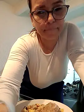 Snapshot of MariaPau_83 chatting on 4, 3, 2025 MariaPau 83 online show from 4, 3, 2025