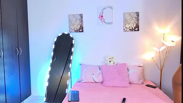 SarahCinnamon- online show from 9, 6, 2026