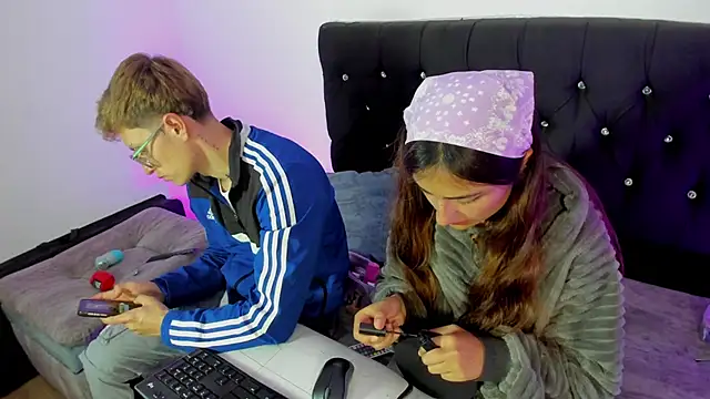 Snapshot of A_sexy_couple__ chatting on 13, 11, 2025 A sexy couple online show from 13, 11, 2025