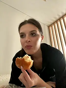 Snapshot of little_belucci chatting on 5, 11, 2025 little belucci online show from 5, 11, 2025