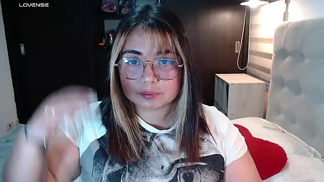 Snapshot of yini_angel chatting on 7, 7, 2026 yini angel online show from 7, 7, 2026
