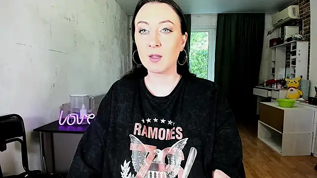 Mira Xo  online show from 18, 10, 2025