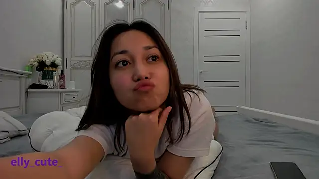 Snapshot of Elly_Cute chatting on 10, 12, 2024 Elly Cute online show from 10, 12, 2024