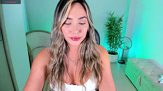 NiaBennet  online show from 11, 10, 2025