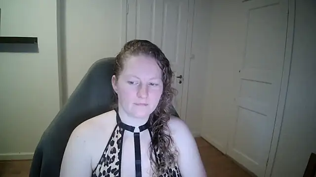 Girlnina-1995 online show from 28, 1, 2025