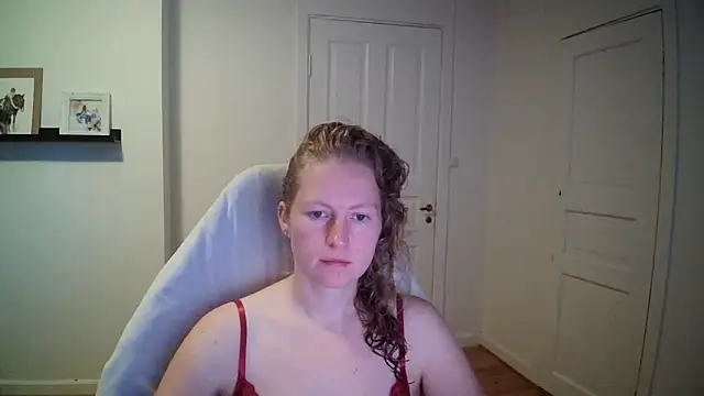 Girlnina-1995 online show from 24, 9, 2025