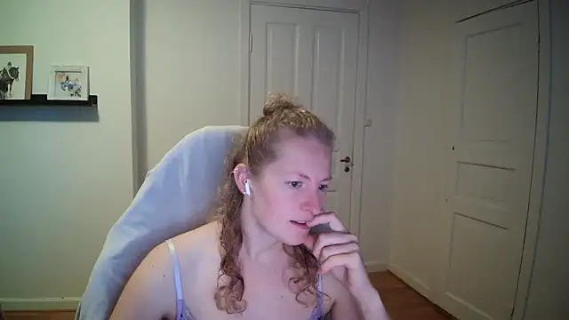 Girlnina-1995 online show from 25, 9, 2025