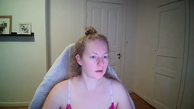 Girlnina-1995 online show from 13, 10, 2025