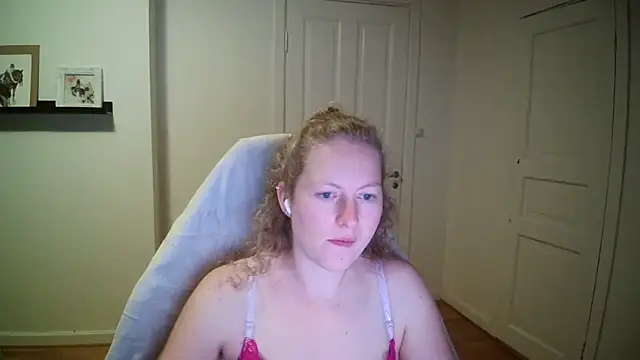 Girlnina-1995 online show from 13, 10, 2025