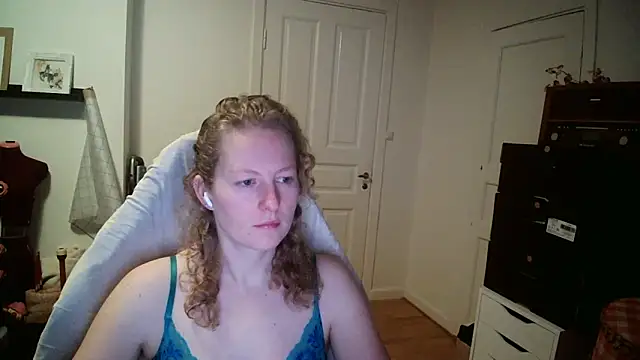 Girlnina-1995 online show from 16, 12, 2025