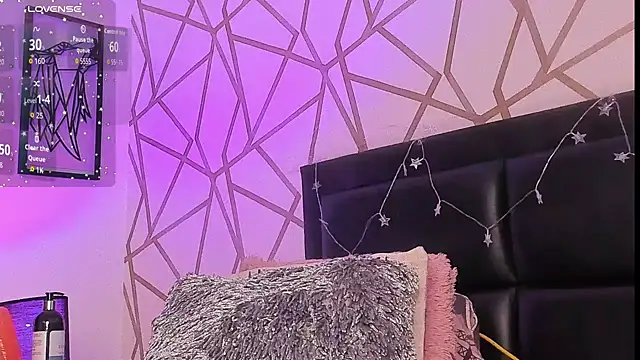 EmilyyRosee  online show from 12, 6, 2026
