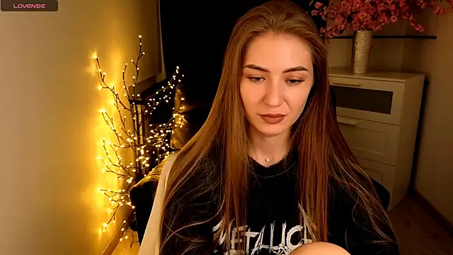 Snapshot of Adelyna_Bird chatting on 7, 6, 2026 Adelyna Bird online show from 7, 6, 2026