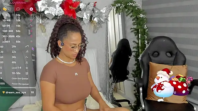 Snapshot of EmmaFerrary chatting on 28, 11, 2025 EmmaFerrary online show from 28, 11, 2025