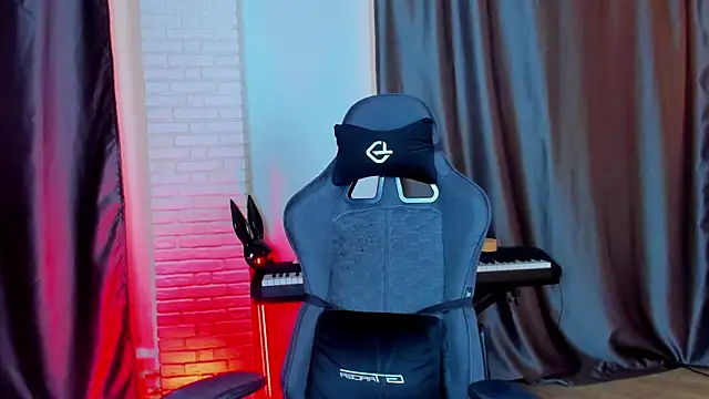 QueenAliss online show from 6, 1, 2025