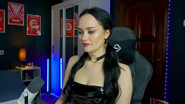 QueenAliss online show from 9, 11, 2025