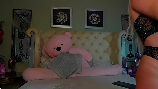 Snapshot of Squirt_Tanya chatting on 1, 2, 2025 Squirt Tanya online show from 1, 2, 2025