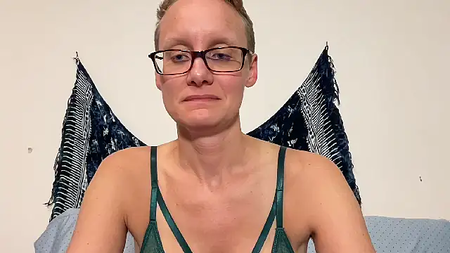 Snapshot of LeahWilde chatting on 3, 1, 2025 LeahWilde online show from 3, 1, 2025