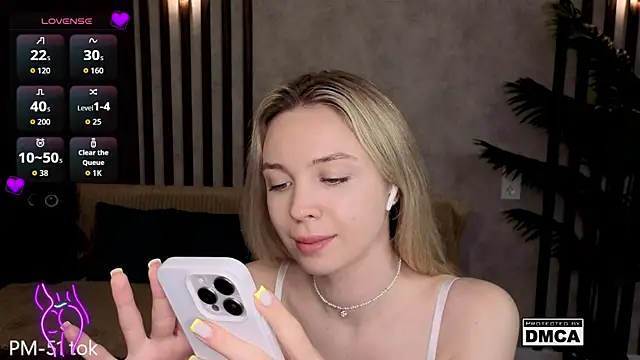 Holl1Would online show from 25, 4, 2026