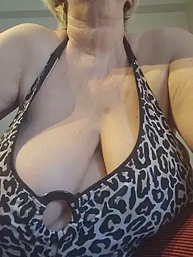 Snapshot of milfchantal4 chatting on 5, 6, 2026 milfchantal4 online show from 5, 6, 2026