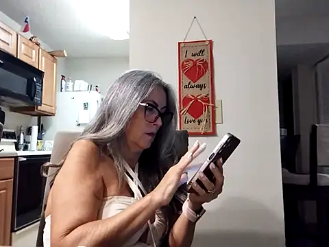 EvaRobinson online show from 28, 2, 2025