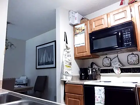 EvaRobinson online show from 6, 3, 2025