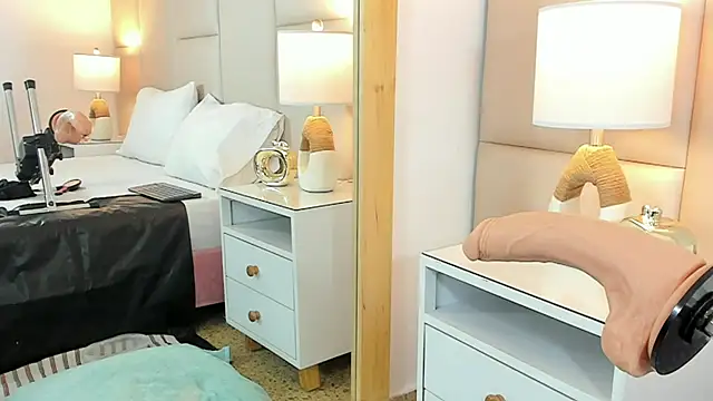 AntoniaRoss  online show from 4, 3, 2025