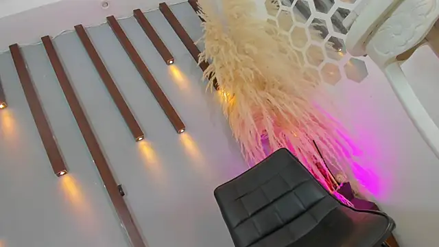 Sophia Cameron online show from 4, 10, 2025