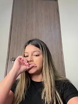 Snapshot of lunablossom_ chatting on 20, 1, 2025 lunablossom online show from 20, 1, 2025