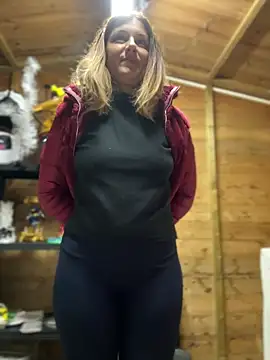 Snapshot of DaisyVibesss chatting on 8, 12, 2024 DaisyVibesss online show from 8, 12, 2024