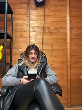 Snapshot of DaisyVibesss chatting on 4, 1, 2025 DaisyVibesss online show from 4, 1, 2025