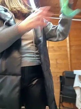 Snapshot of DaisyVibesss chatting on 5, 1, 2025 DaisyVibesss online show from 5, 1, 2025