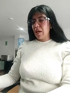 Snapshot of aisha_latina chatting on 14, 10, 2025 aisha latina online show from 14, 10, 2025