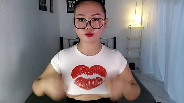 Snapshot of Vivorey_Leighn chatting on 7, 7, 2026 Vivorey Leighn online show from 7, 7, 2026
