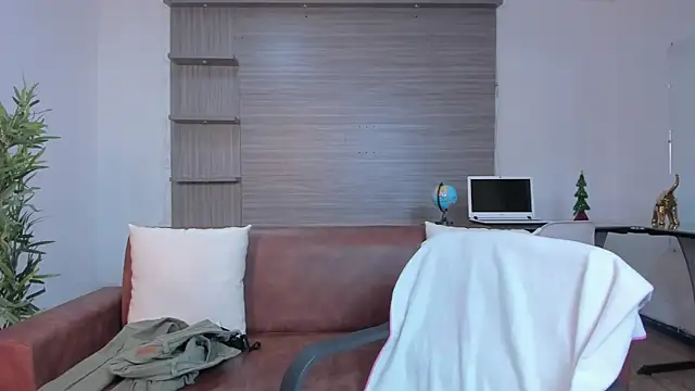 miataylorr1 online show from 21, 12, 2024