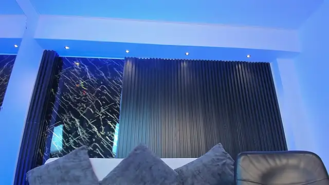 miataylorr1 online show from 10, 1, 2025