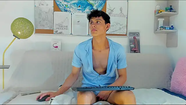 Snapshot of logan_thomas chatting on 30, 5, 2026 logan thomas online show from 30, 5, 2026