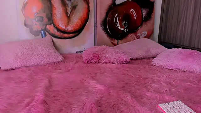 Snapshot of sofiaa_snoww chatting on 12, 12, 2024 sofiaa snoww online show from 12, 12, 2024