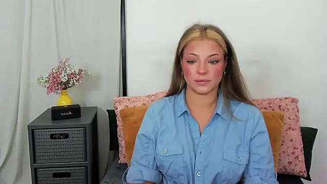 LilyBlondee online show from 10, 7, 2026