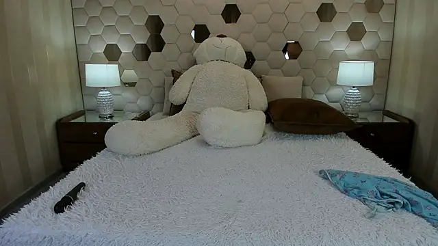 XLindaMilfX online show from 22, 4, 2026