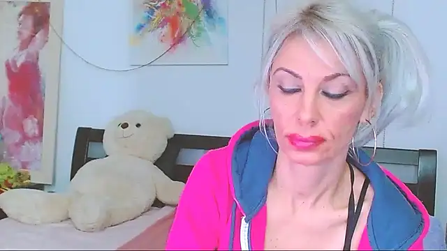 HoneyLara online show from 20, 12, 2025