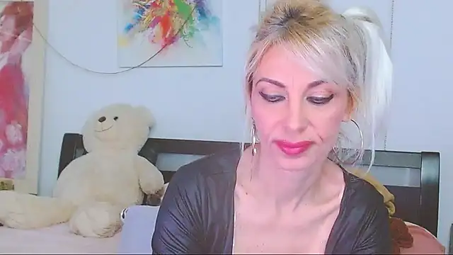 HoneyLara online show from 18, 4, 2026