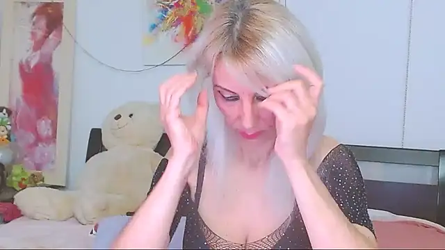 HoneyLara online show from 22, 4, 2026