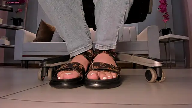 MartinnaBonnet online show from 28, 2, 2025