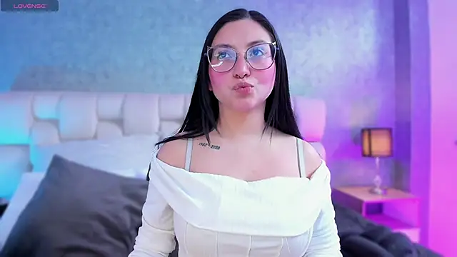 lucy neil online show from 25, 1, 2025